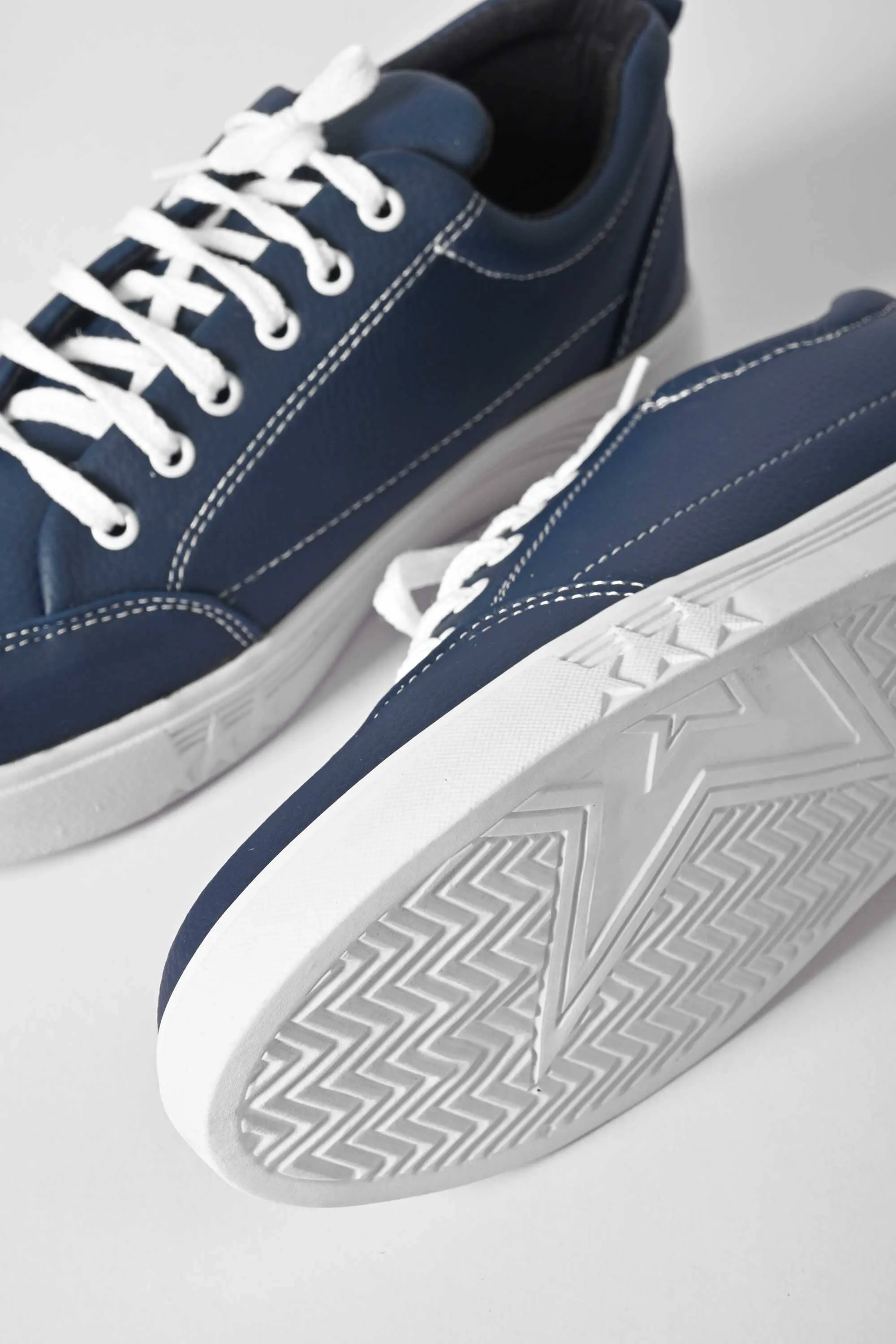 Black Camel Men's Threading Detail Design Leather Sneakers