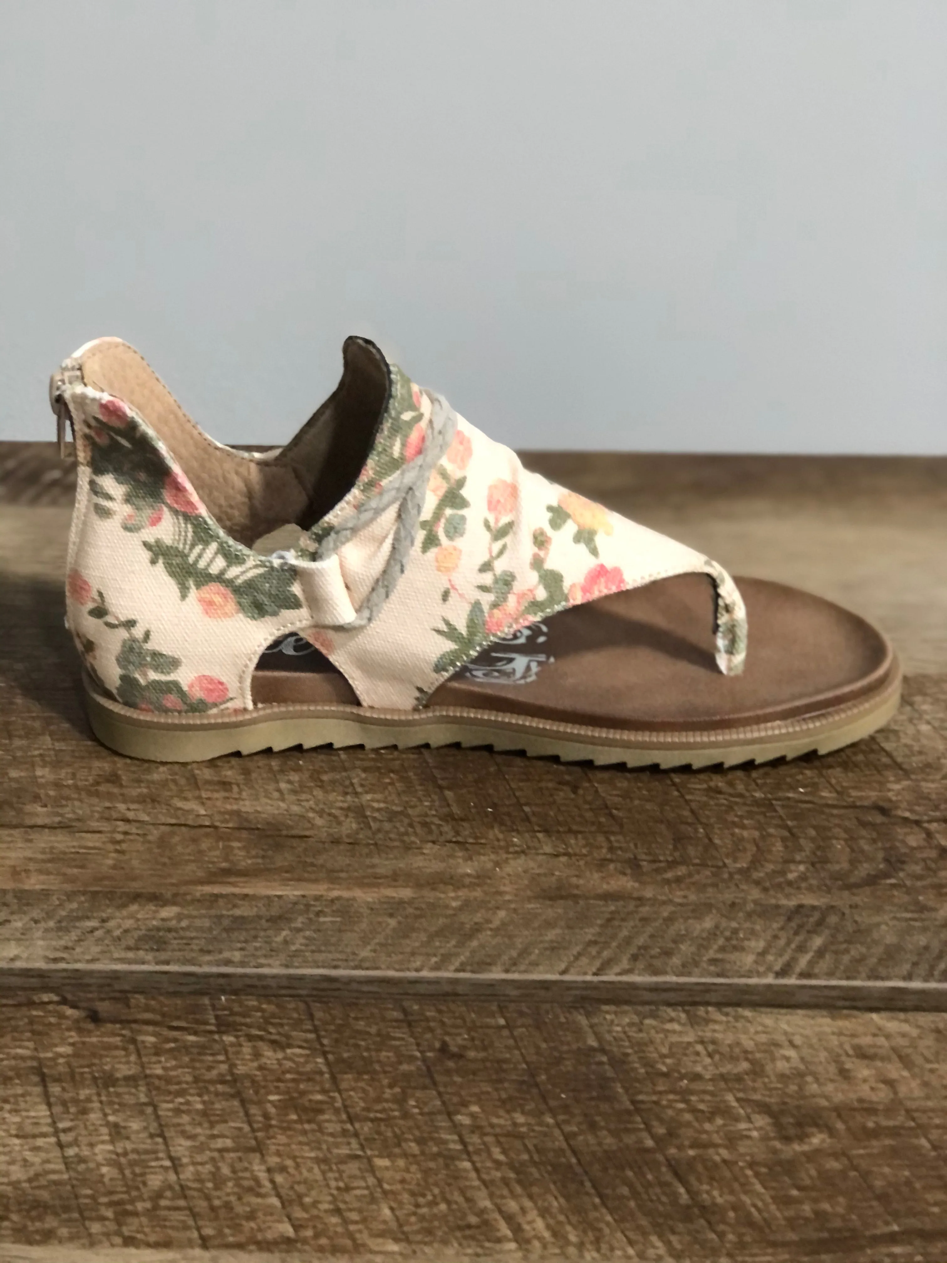 Very G Sparta Sandal | Cream Floral